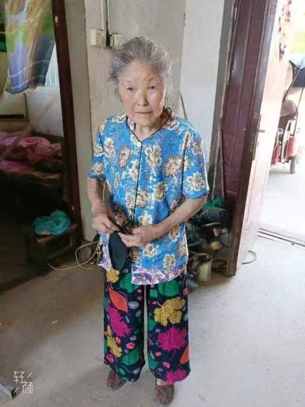 走失者照片 信阳急寻：八旬老太失联，穿蓝绿色带...
