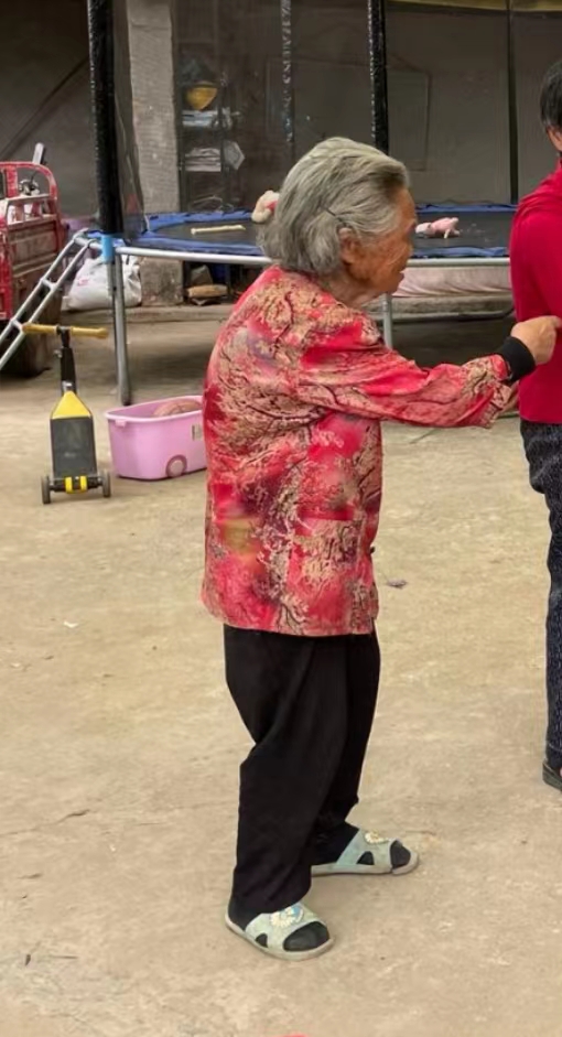 走失者照片 紧急寻人！成都九旬老太走失，背黄色...