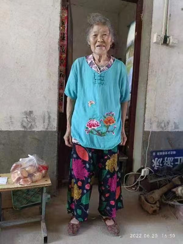 走失者照片 信阳急寻：八旬老太失联，穿蓝绿色带...