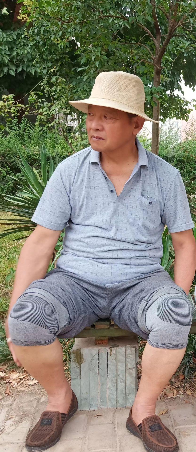 走失者照片 郑州急寻：七旬老人走失，穿蓝色条纹...