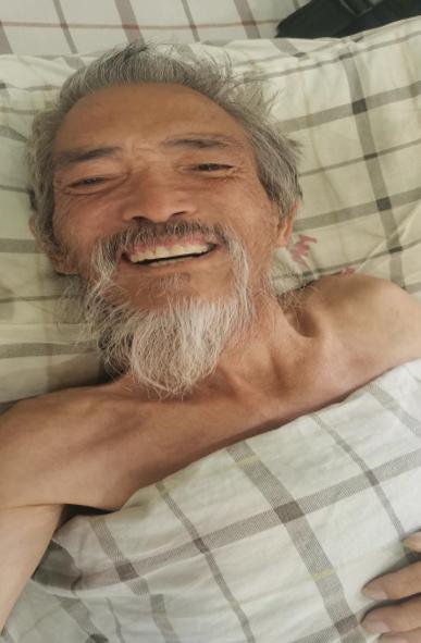 走失者照片 漳州寻亲：六旬老人被救助，穿白色衬...