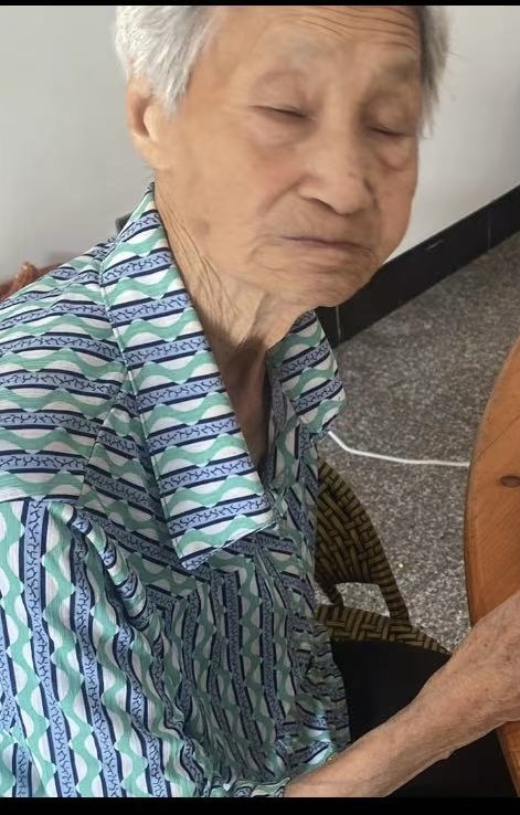 走失者照片 金华东阳寻人：八旬老太走失，穿蓝绿...