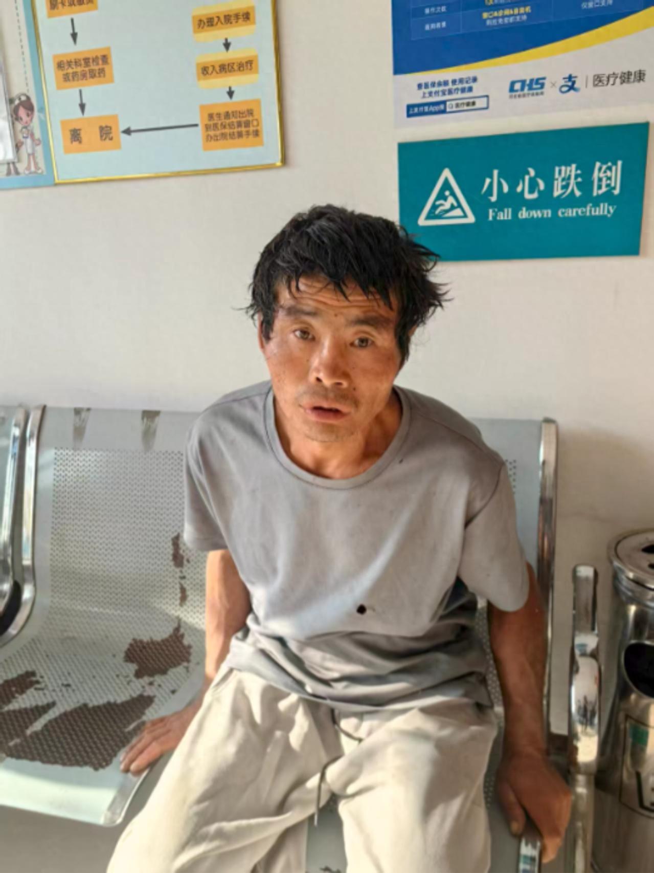 走失者照片 保定市寻亲：青年男子被救助，穿灰色...