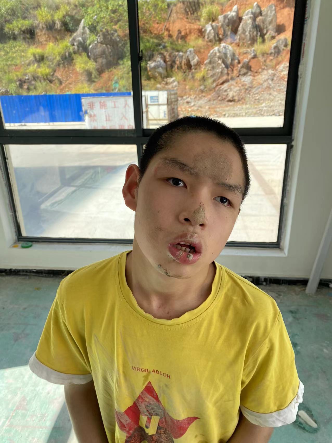 走失者照片 怀化寻亲：12岁男孩被救助，穿黄色...