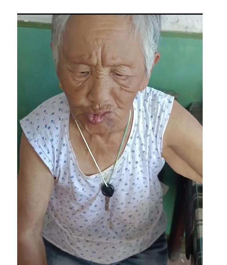 走失者照片 泰州急寻！八旬老太走失，拄木棍，驼...