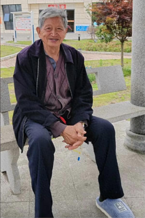 走失者照片 毕节市寻人：八旬老人走失，背包，高...