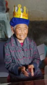 走失者照片 黔西南急寻：八旬老太失联，穿印花上...