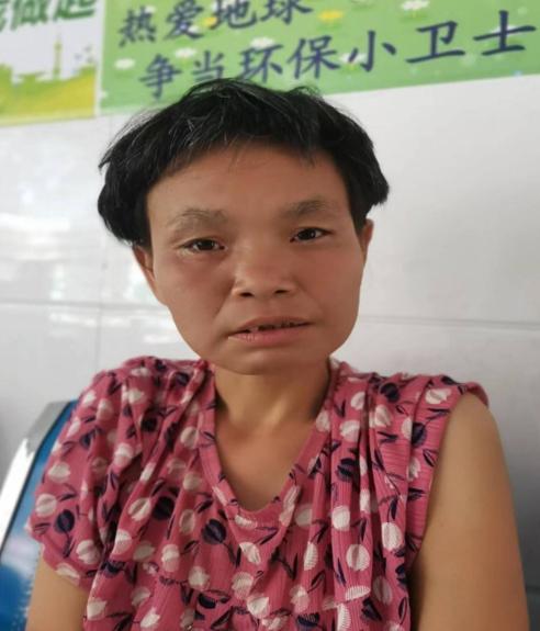 走失者照片 滁州寻亲：五旬女子被救助，穿红色带...