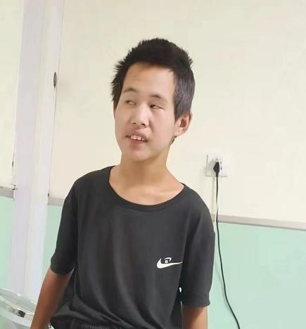 走失者照片 唐山迁安寻亲：青年男子被救助，穿黑...