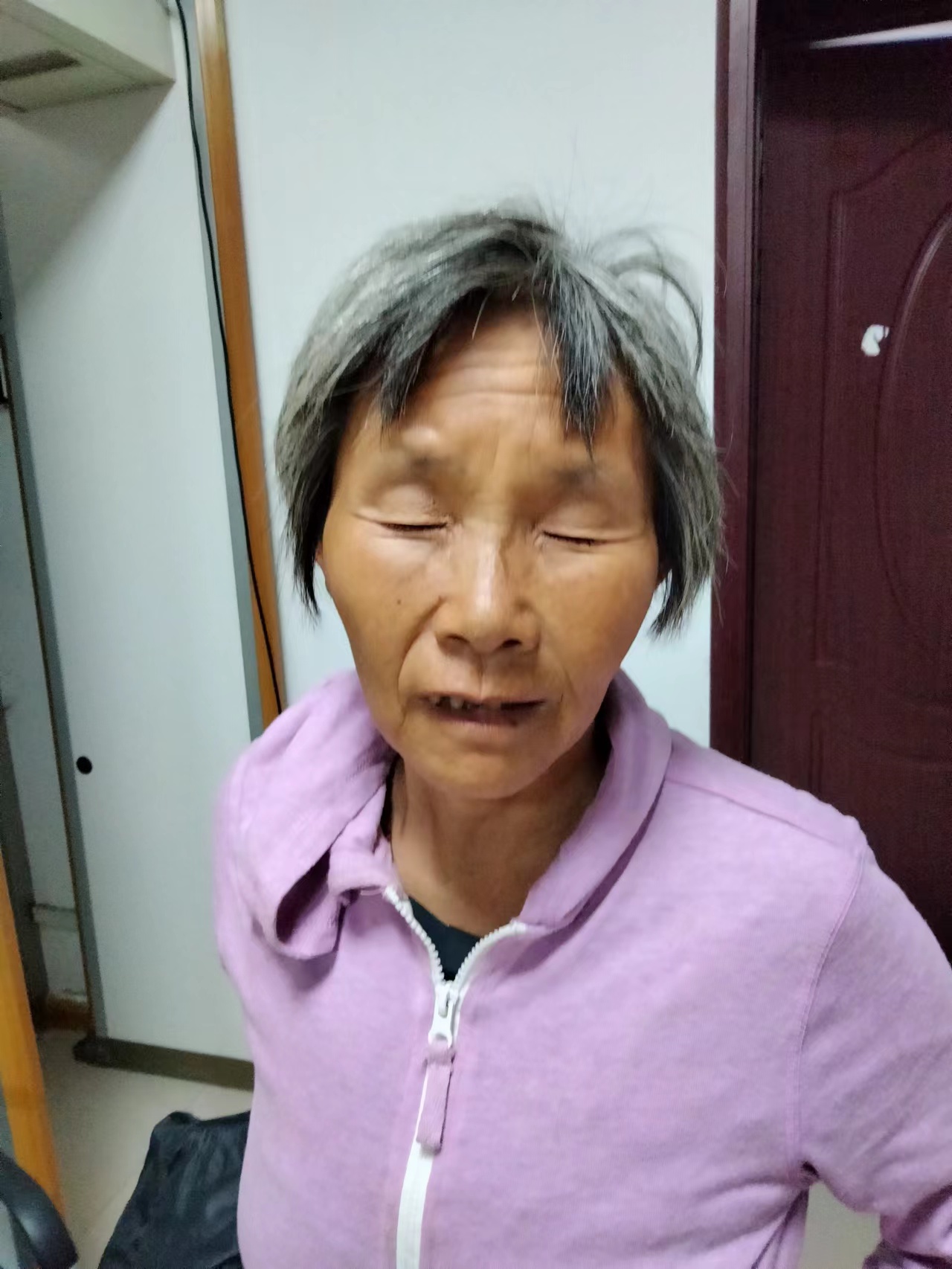 走失者照片 亳州寻亲：六旬老太被救助，穿粉紫色...