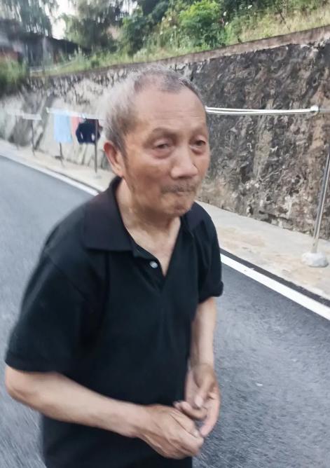 走失者照片 黄石急寻：八旬老人走失，穿黑白格子...