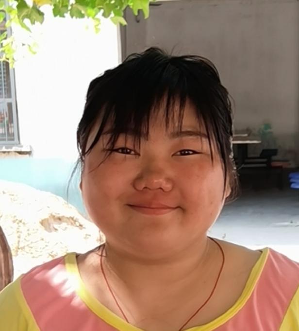 走失者照片 周口寻亲：青年女子被救助，穿灰色短...