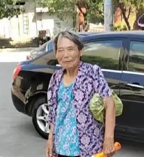 走失者照片 温州急寻：七旬老太走失，穿红色条纹...