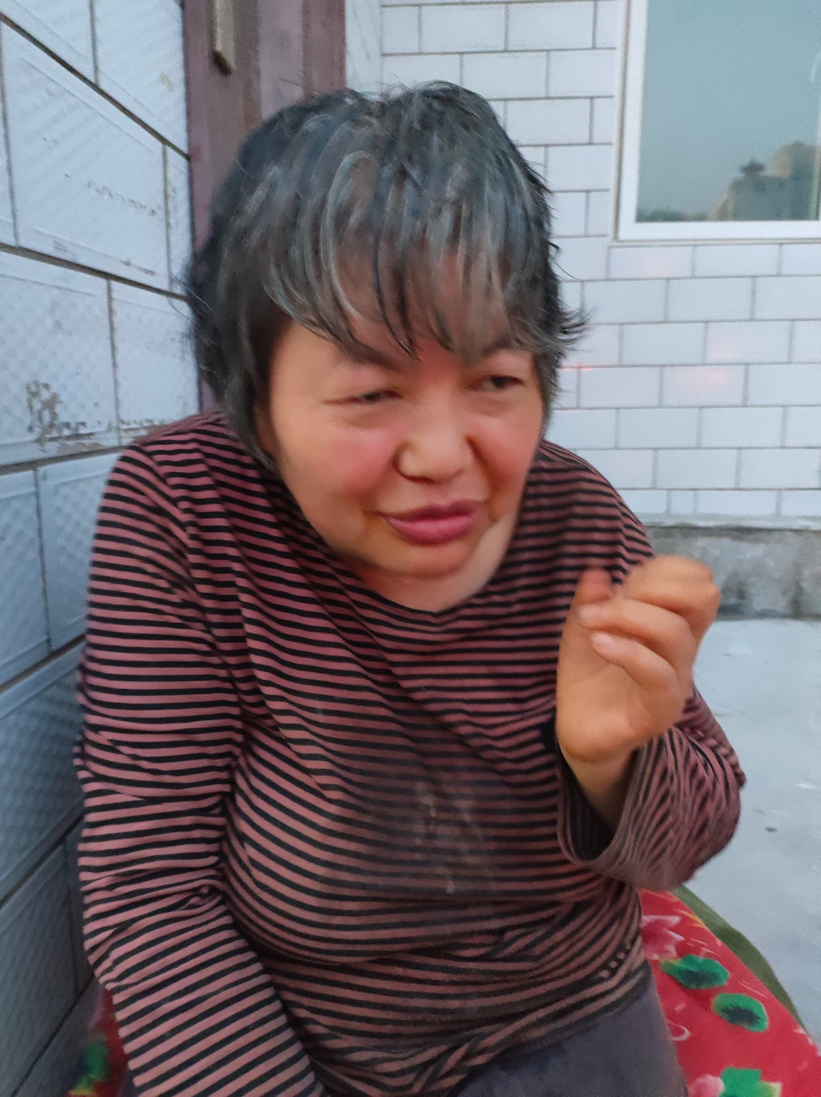 走失者照片 榆林寻亲！五旬女子被救助，穿黑褐色...