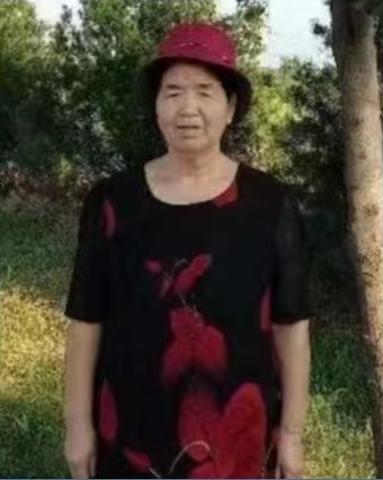 走失者照片 西安急寻：七旬老太走失，穿白色带花...