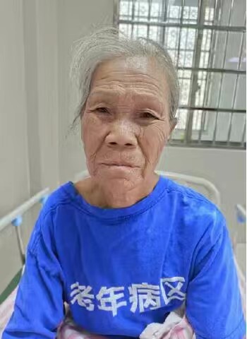 走失者照片 钦州寻亲：八旬老太被救助，穿紫色花...