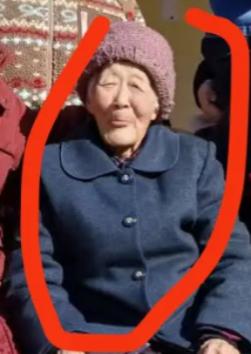走失者照片 保定市寻人：九旬老太走失，穿红色上...