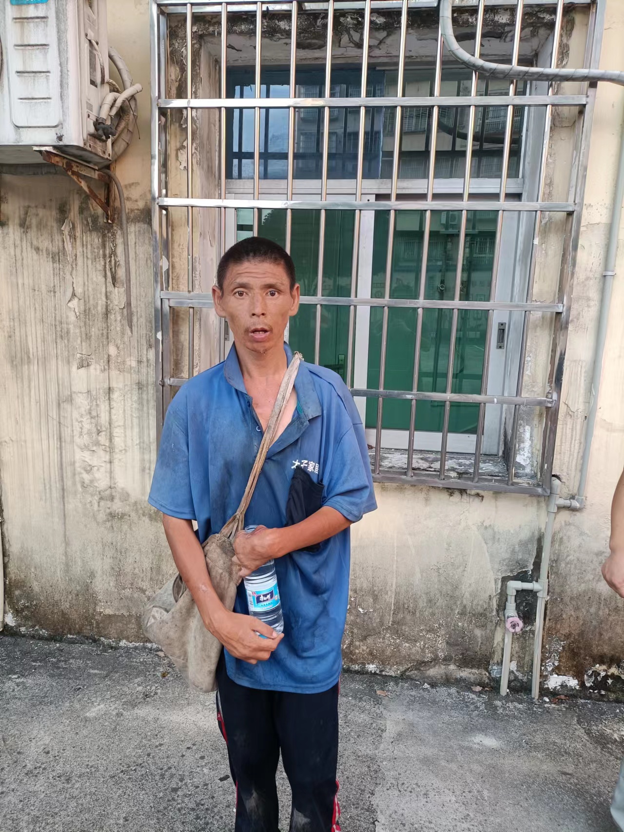走失者照片 咸宁赤壁寻亲：青年男子被救助，穿蓝...