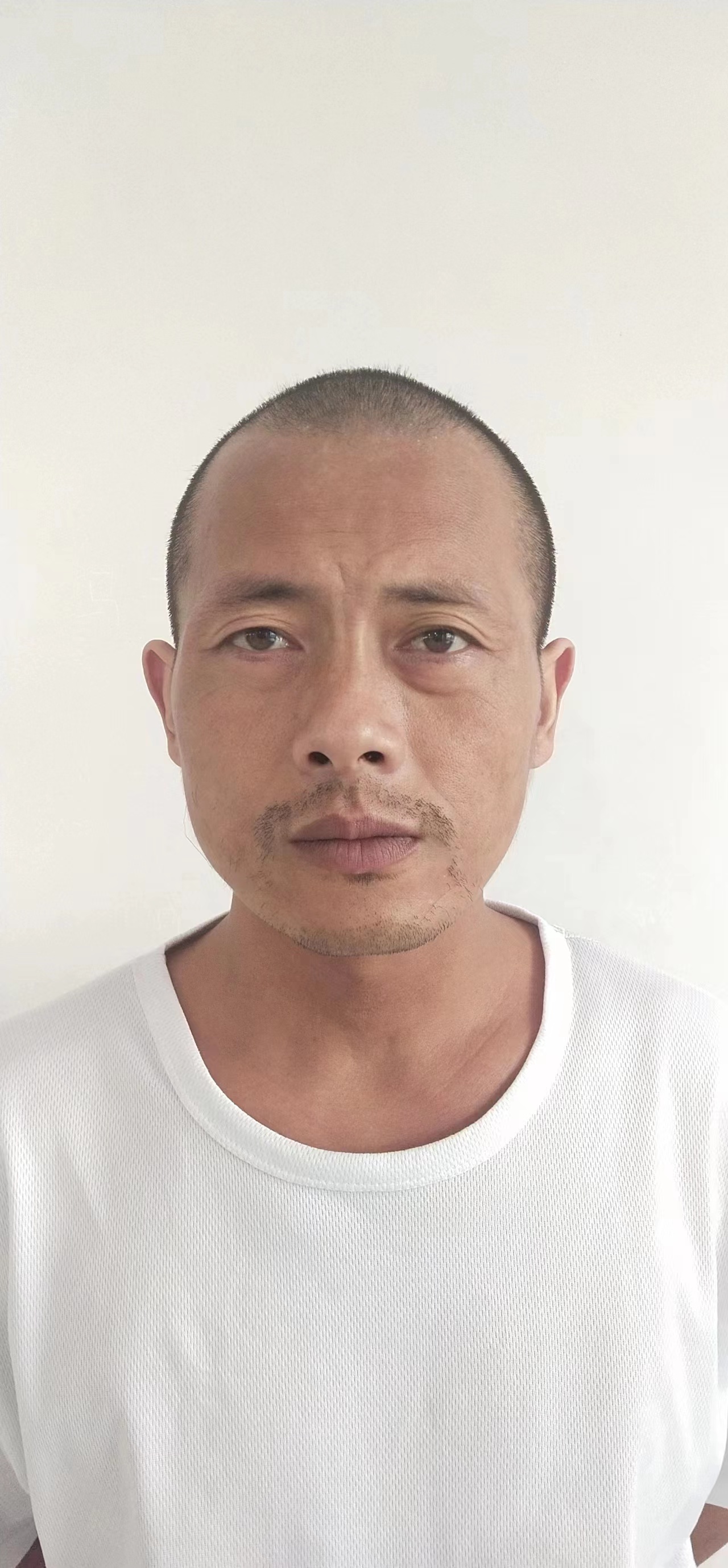 走失者照片 保定寻亲：中年男子被救助，穿白色短...