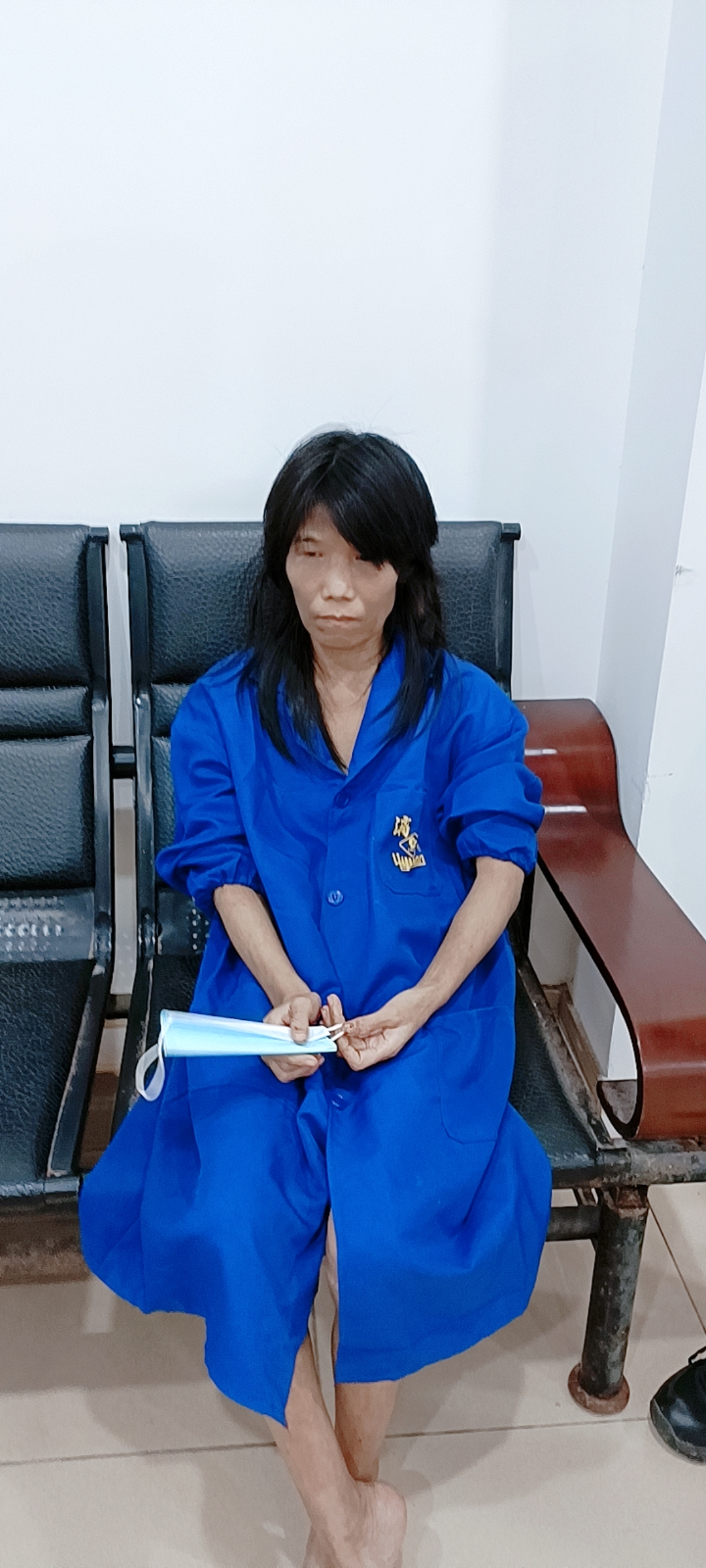 走失者照片 贵港寻亲：中年女子被救助，穿蓝色长...