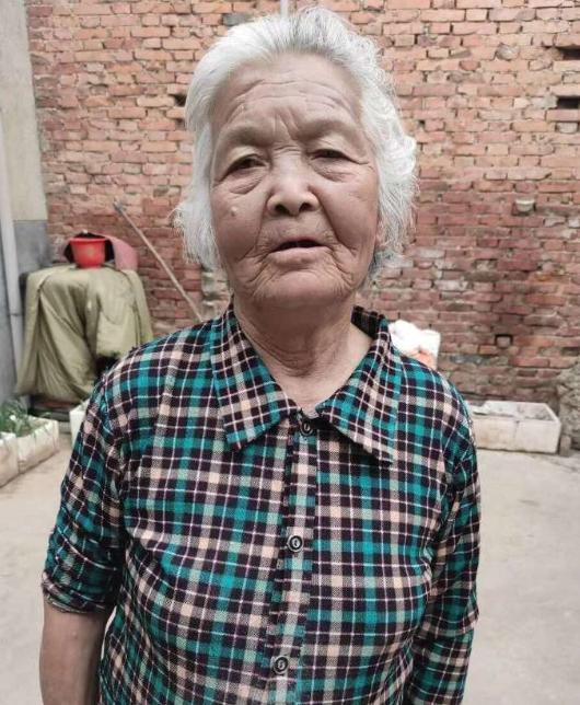 走失者照片 西安急寻：八旬老太走失，穿条纹带花...