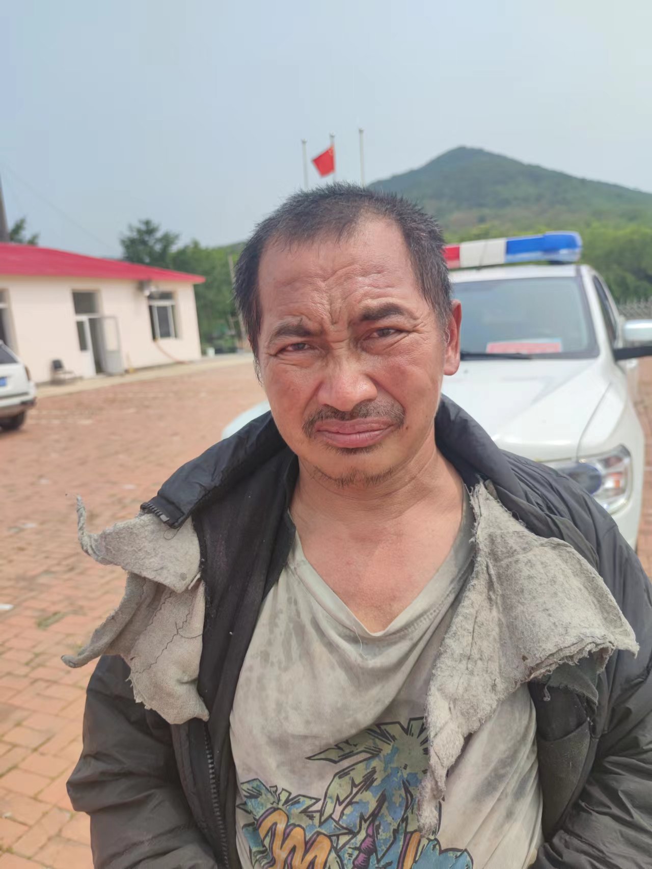 走失者照片 大连寻亲：五旬男子被救助，穿黑色衣...