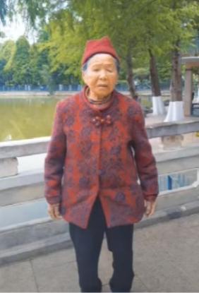 走失者照片 昆明市寻人：八旬老太走失，穿黑色T...