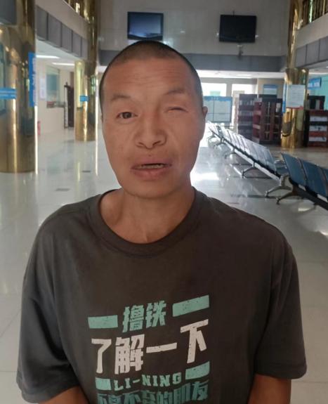 走失者照片 安顺寻亲：中年男子被救助，穿黑色T...