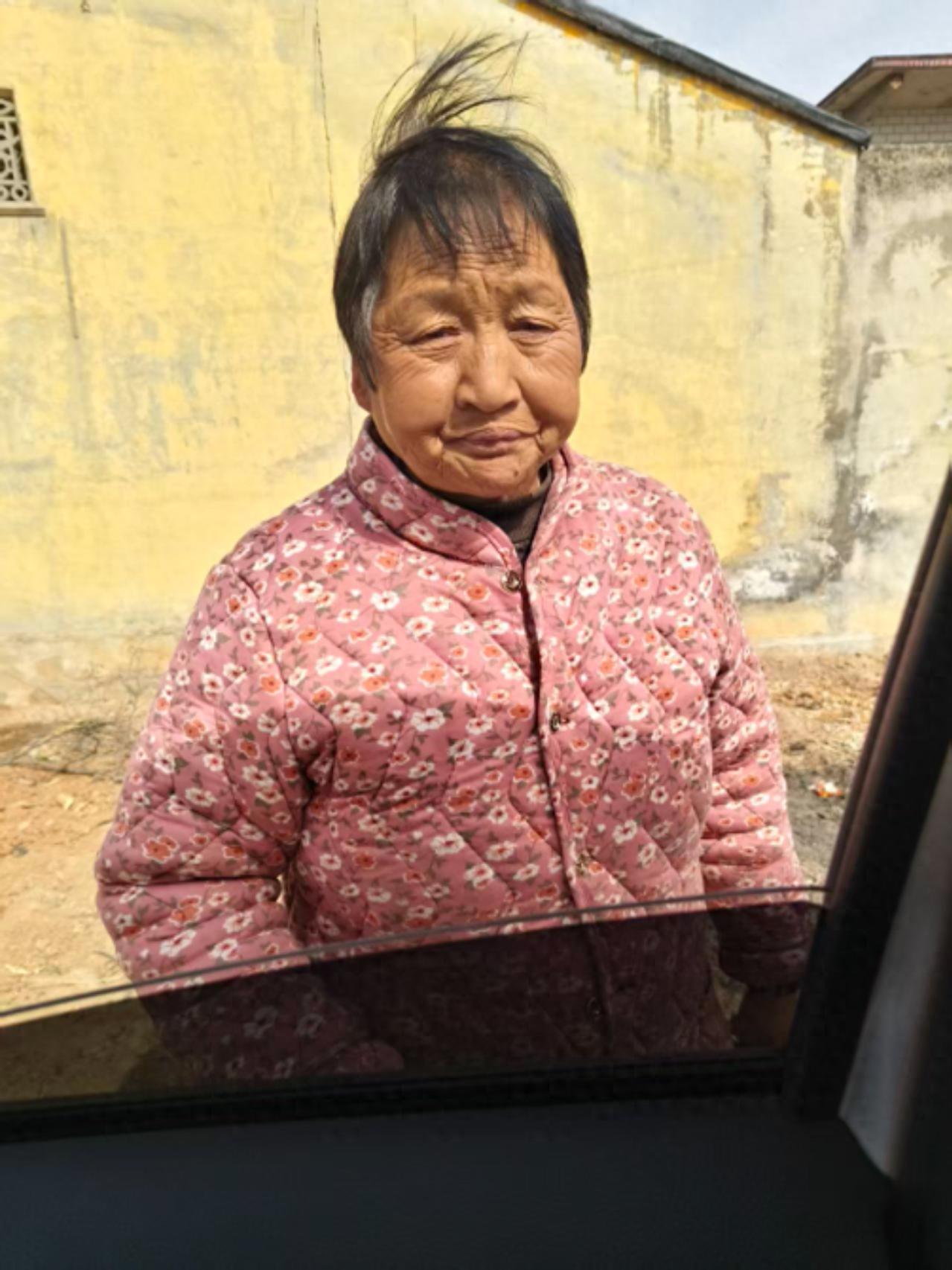 走失者照片 安阳市寻人：六旬老太走失，穿粉色短...