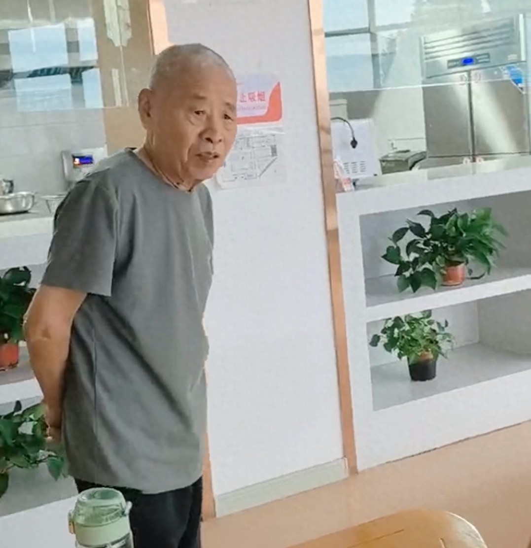 走失者照片 郑州市寻人：七旬老人走失，穿灰色T...