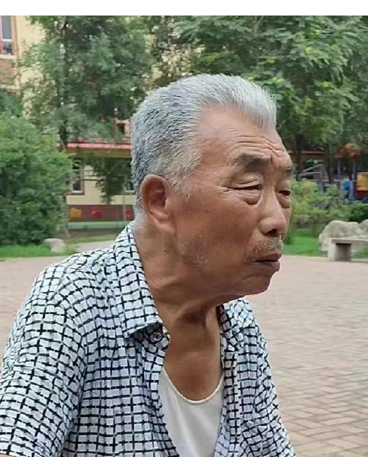 走失者照片 抚顺急寻！八旬老人走失，患小脑萎缩...
