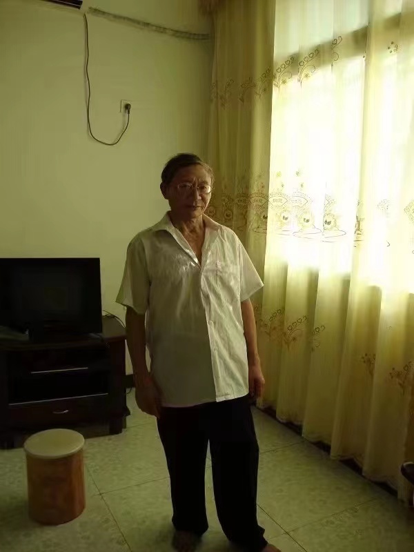 走失者照片 南充急寻：七旬老人失联，穿蓝白相间...