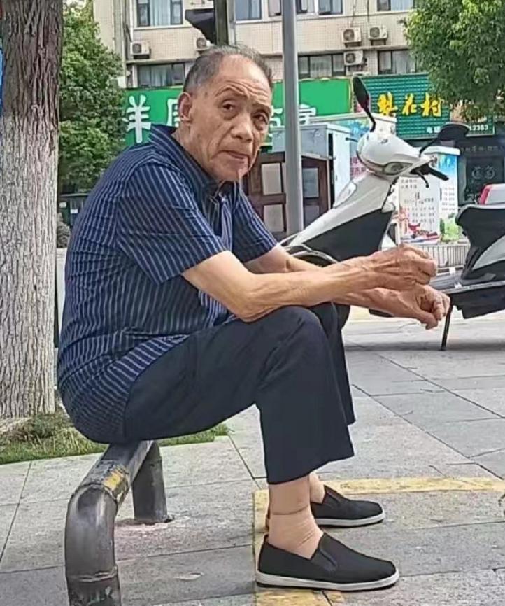 走失者照片 十堰急寻：八旬老人走失，穿酒红色上...