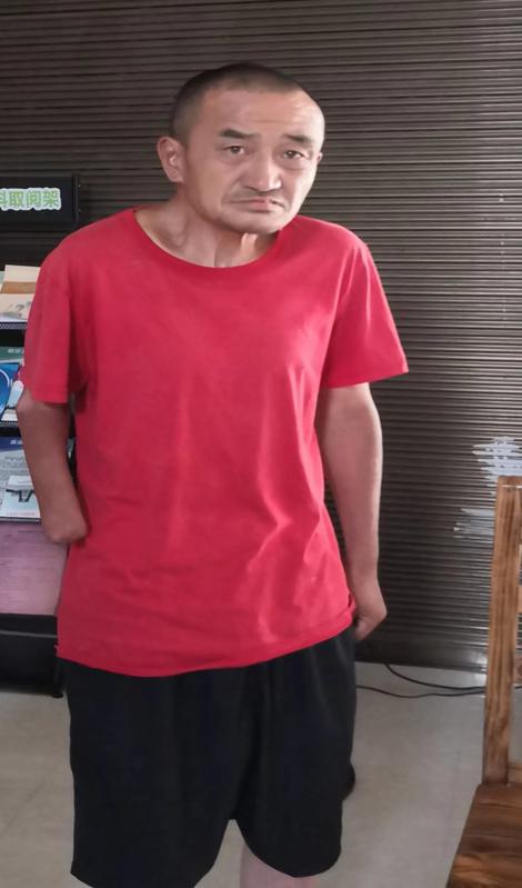 走失者照片 上饶寻亲：五旬男子被救助，穿红色短...