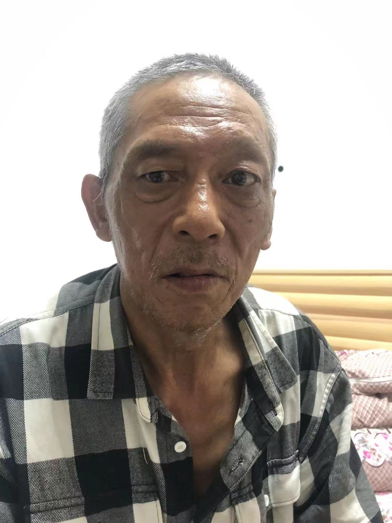 走失者照片 郑州寻亲：七旬老人被救助，穿灰白色...