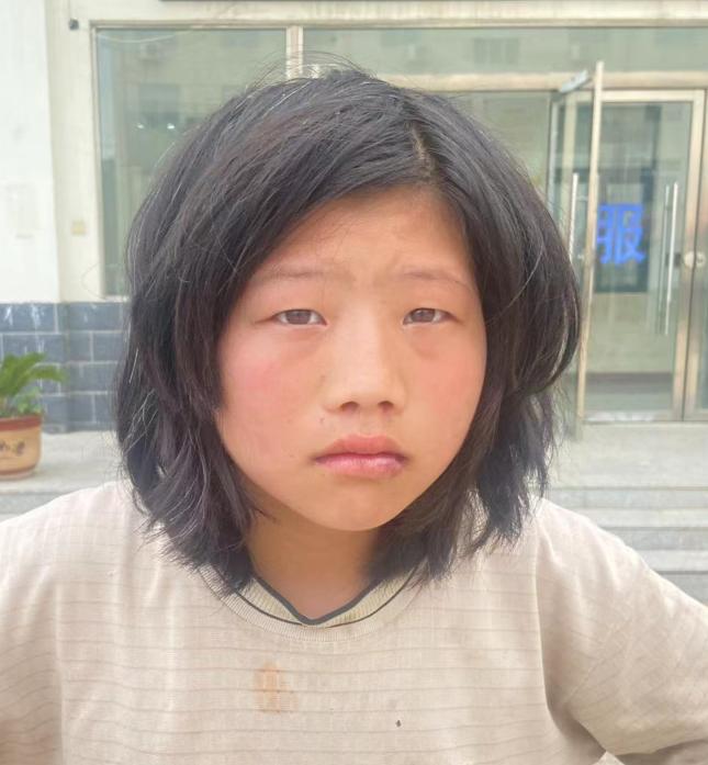 走失者照片 急寻父母！阜阳14岁女孩被救助，穿...