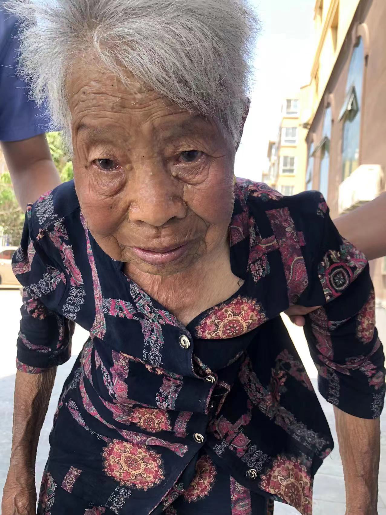 走失者照片 邯郸寻亲：六旬老太被救助，高1米5...