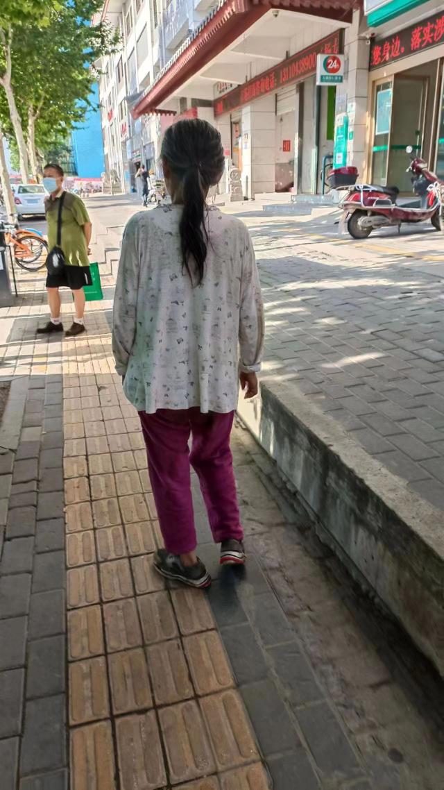 走失者照片 西安急寻：六旬老太走失，穿白色花上...