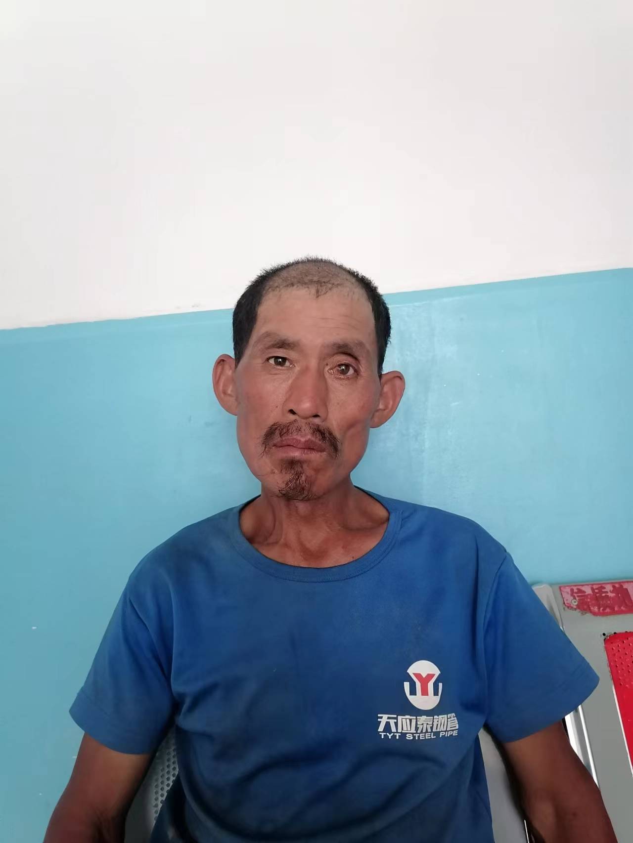 走失者照片 商丘寻亲：五旬男子被救助，穿蓝色T...