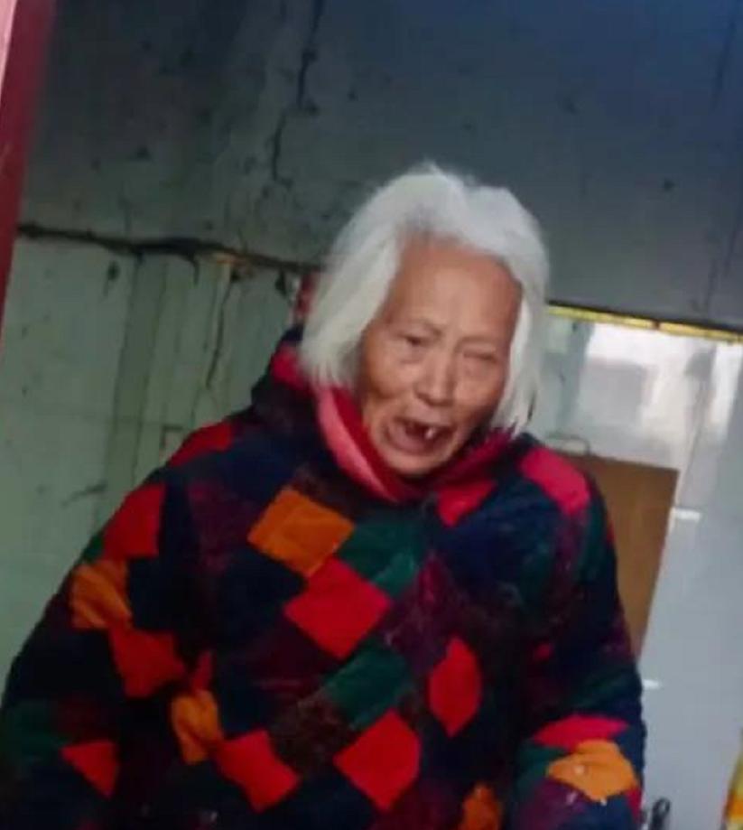 走失者照片 周口急寻：八旬老太走失，穿蓝色带红...
