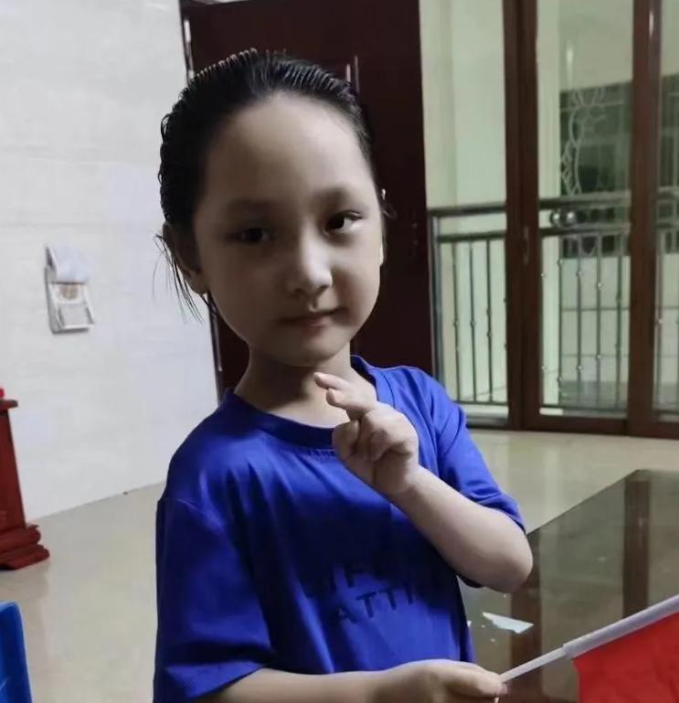 走失者照片 汕头急寻：8岁女孩失联，穿白色T恤...