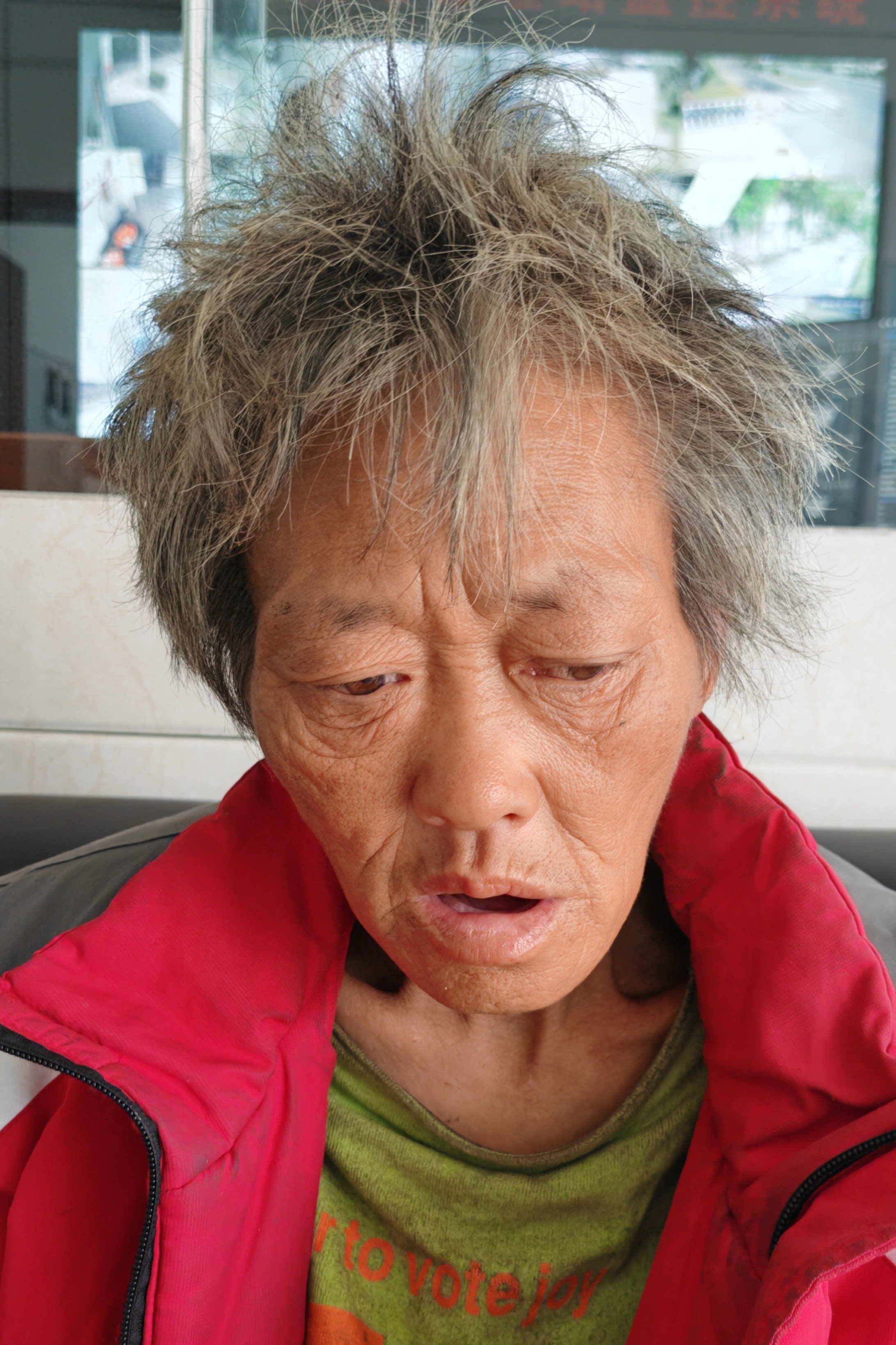 走失者照片 开封市寻亲：六旬老太被救助，穿红色...
