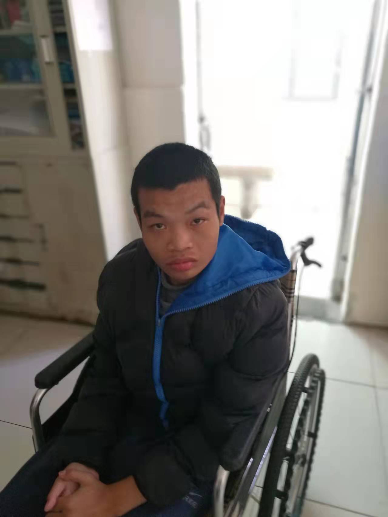 走失者照片 宜昌枝江寻亲：青年男子被救助，穿黑...
