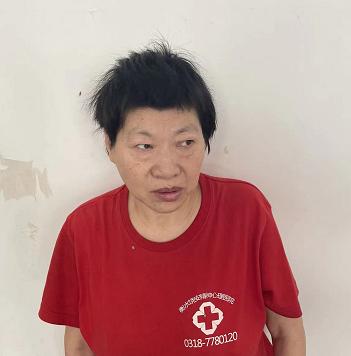 走失者照片 衡水中年女子被救助，穿红色短袖、蓝...