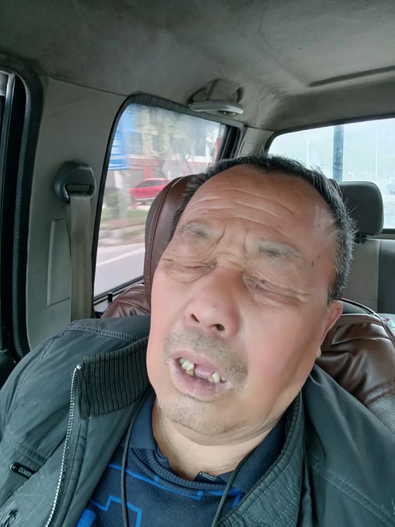 走失者照片 岳阳急寻：七旬老人走失，穿灰绿色短...