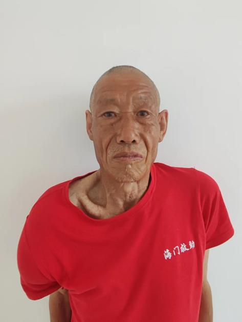 走失者照片 南通海门寻亲：六旬老人被救助，穿白...