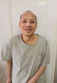 走失者照片 嘉兴平湖寻亲：五旬男子被救助，背部...
