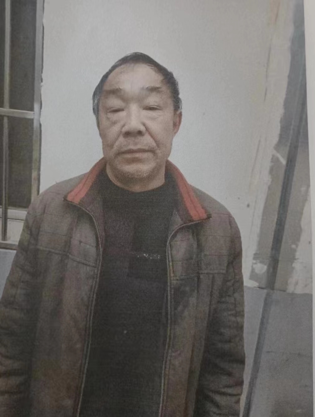 走失者照片 襄阳急寻：五旬男子走失，穿黑色西服...