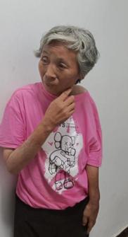 走失者照片 开封寻亲：六旬老太被救助，穿粉色短...