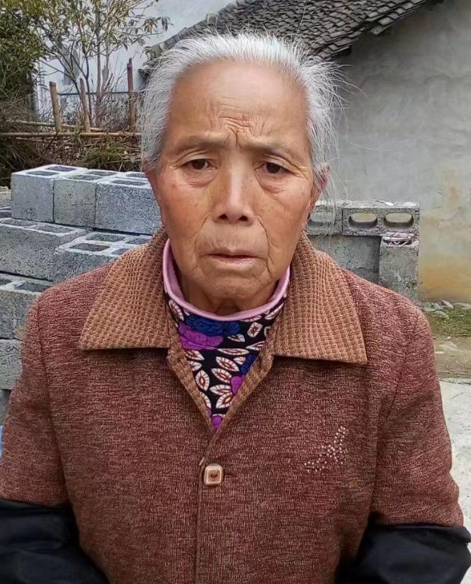 走失者照片 湘西急寻：七旬老太走失，穿白底花格...
